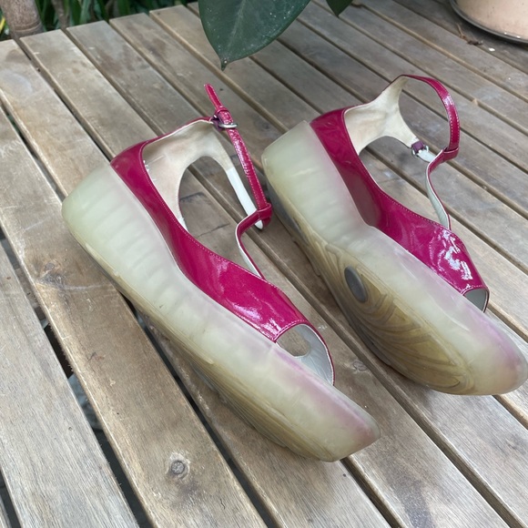 Patent leather dark fuschia, t-bar sandals. - Picture 3 of 6